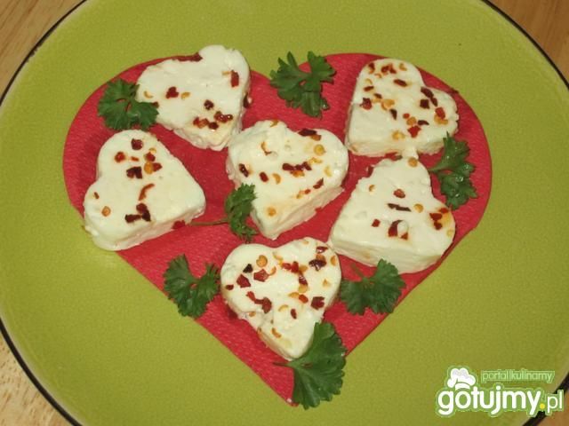 Pieczona feta z platkami chili Pieczona feta z platkami chili