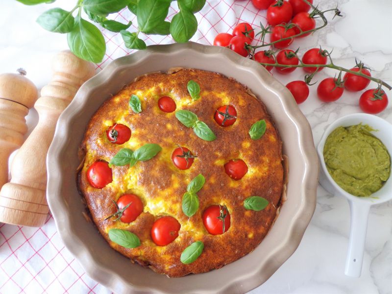 Pieczona frittata z pomidorkami, fetą i pesto