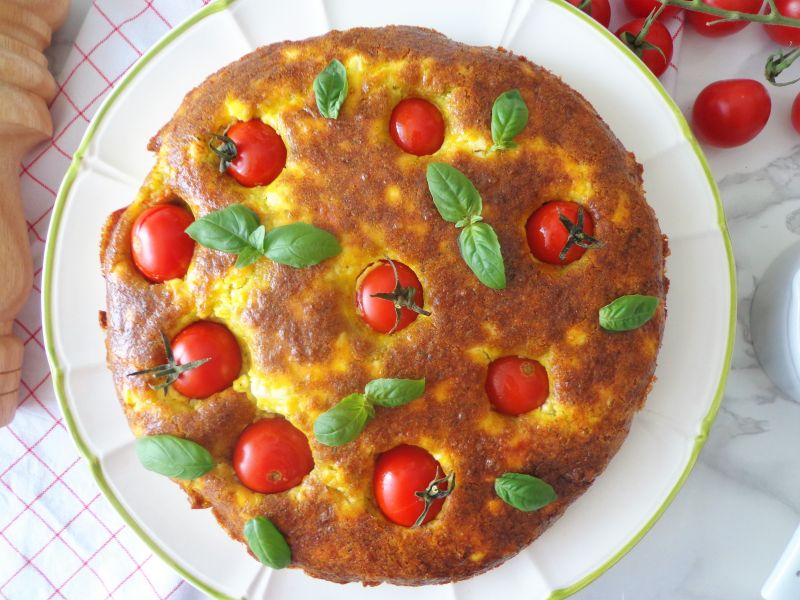 Pieczona frittata z pomidorkami, fetą i pesto