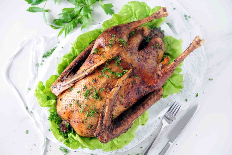 Pieczona gęś z lubczykiem