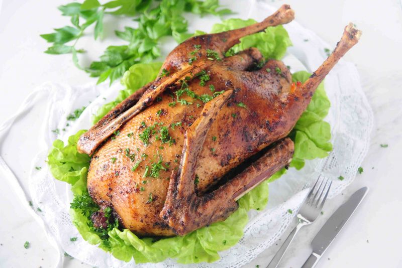 Pieczona gęś z lubczykiem