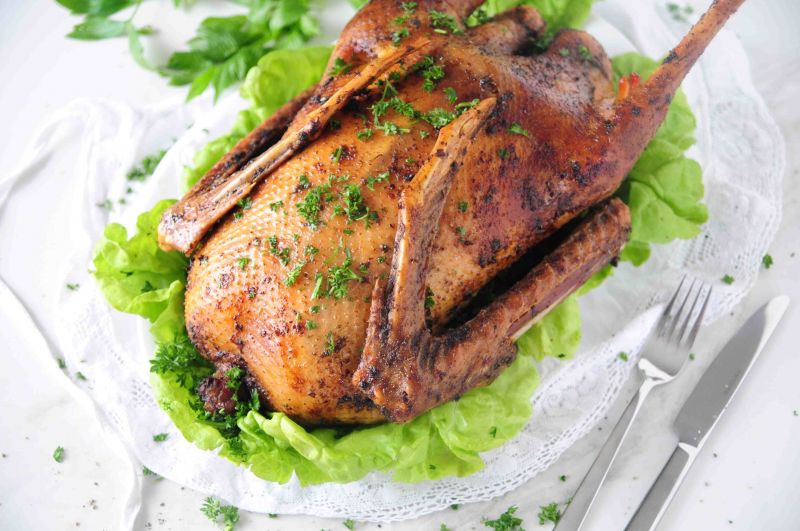 Pieczona gęś z lubczykiem