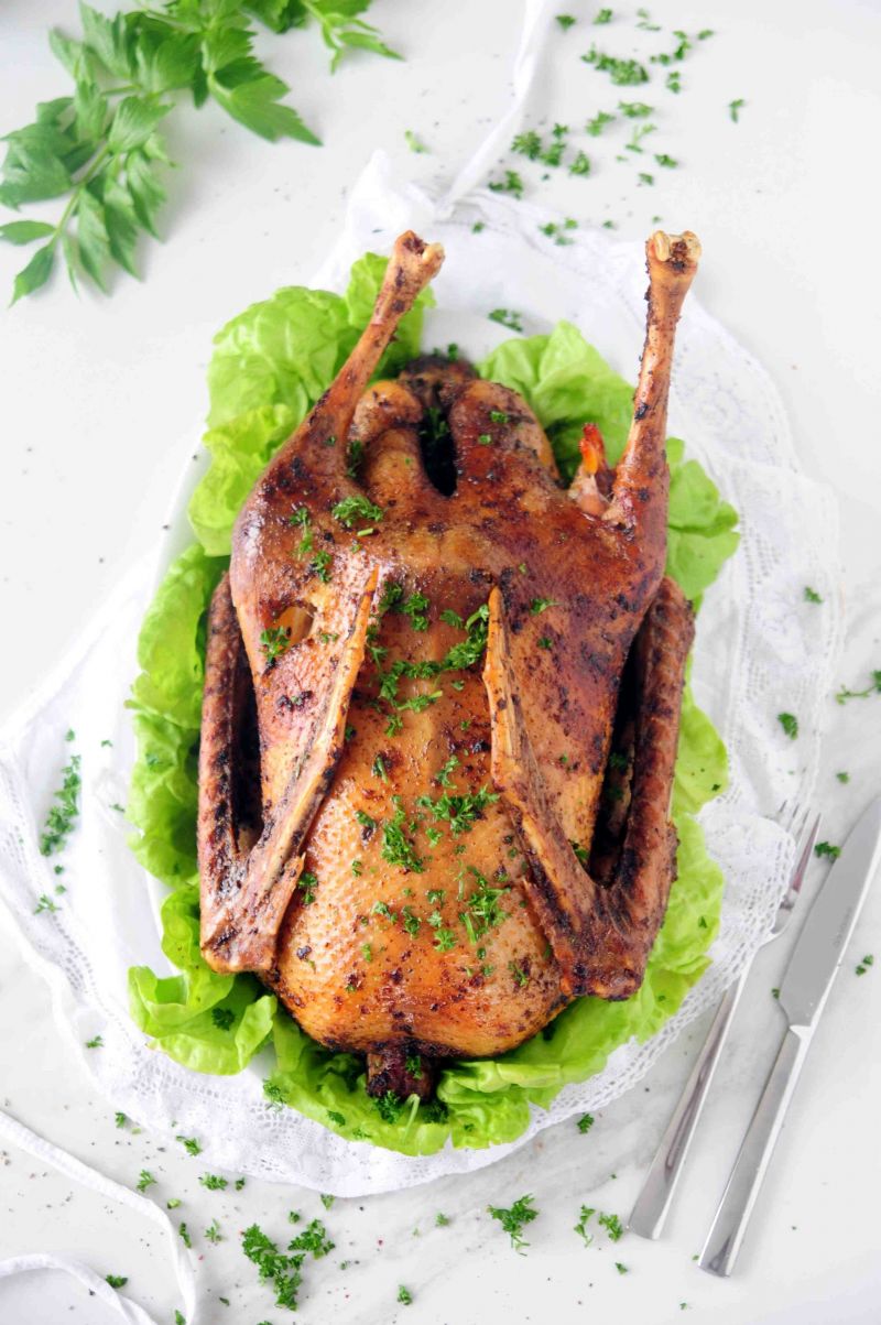 Pieczona gęś z lubczykiem