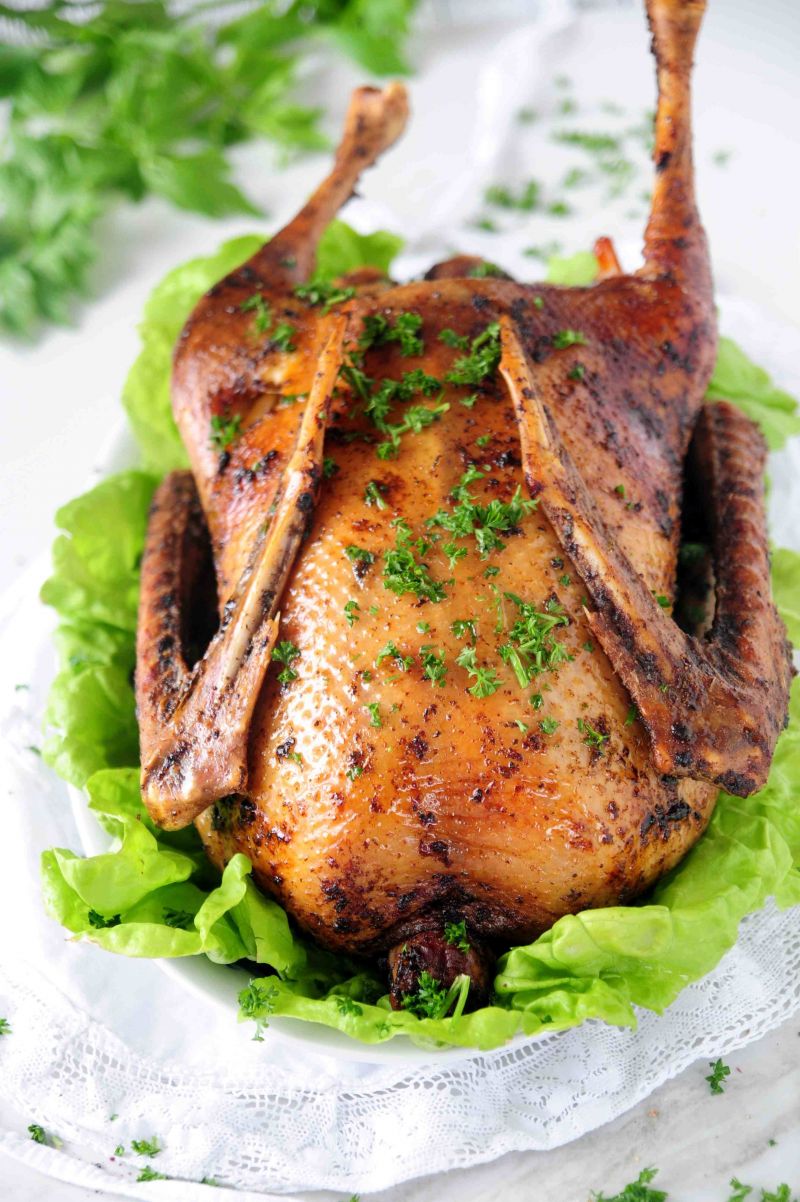 Pieczona gęś z lubczykiem