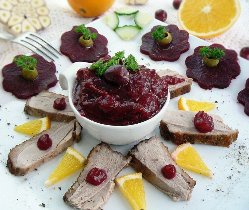 Pieczona gęś z sosem żurawinowym