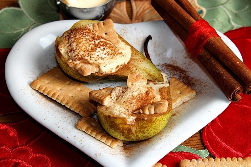 Pieczona gruszka z lodami i cynamonem 