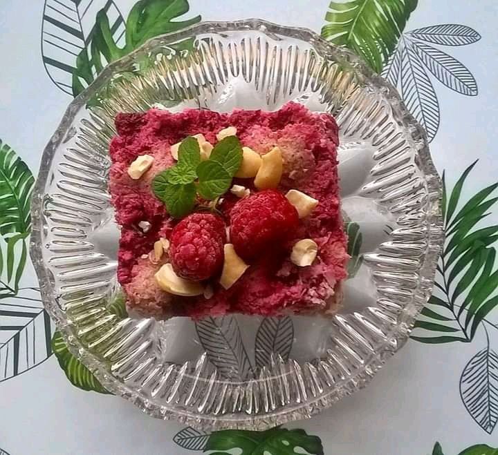 Pieczona jaglanka z malinami i orzechami