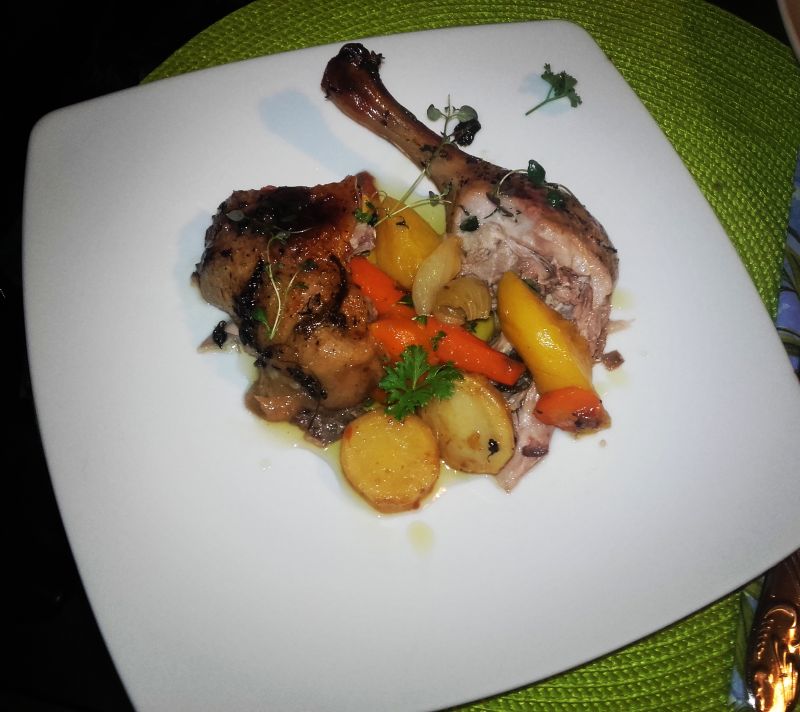 Pieczona kaczka z brzoskwiniami i warzywami Pieczona kaczka z brzoskwiniami i warzywami