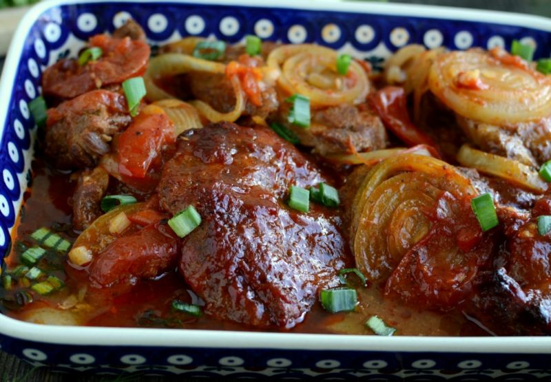 Pieczona karkówka przekładana pomidorami i cebulą