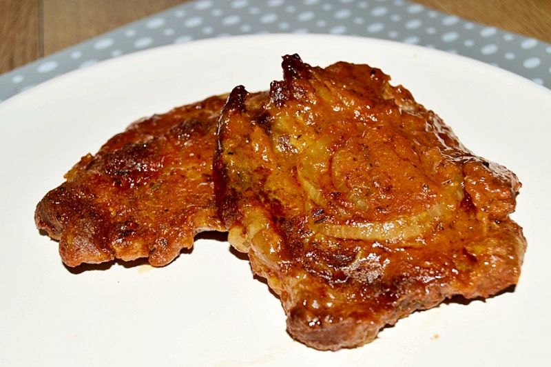 Pieczona karkówka w ketchupie z cebulą Pieczona karkówka w ketchupie z cebulą