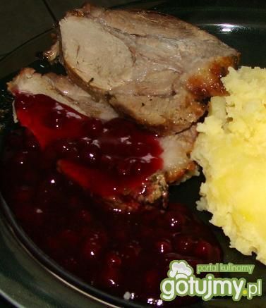 Pieczona karkówka z sosem borówkowym Pieczona karkówka z sosem borówkowym