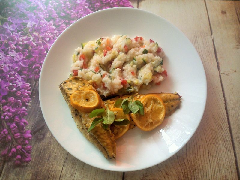 Pieczona makrela z sałatką ryżową  Pieczona makrela z sałatką ryżową