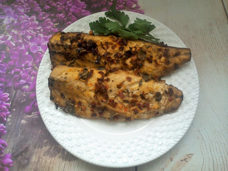 Pieczona makrela z suszonymi płatkami pomidora