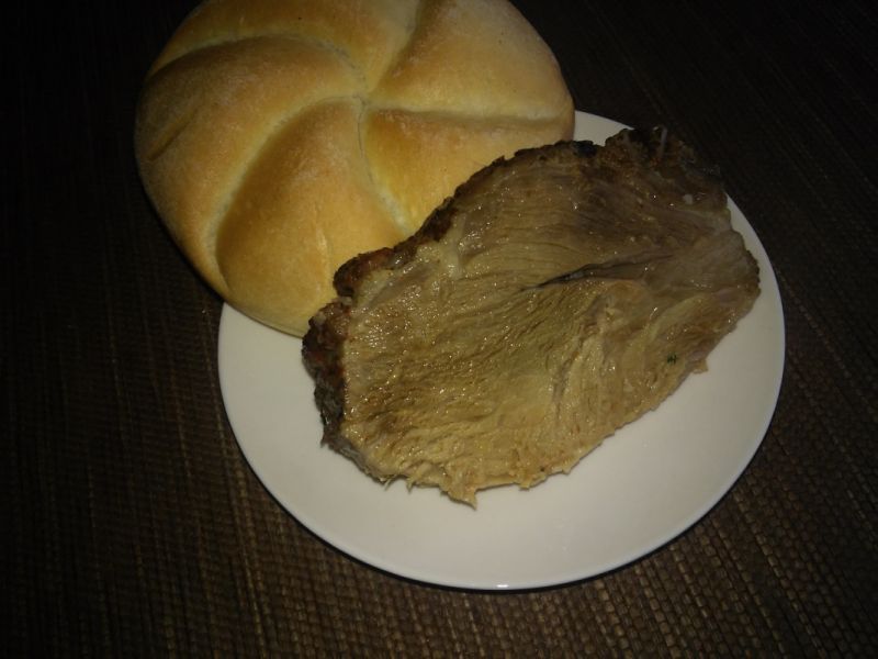 Pieczona marynowana w ziołach łopatka do chleba  Pieczona marynowana w ziołach łopatka do chleba