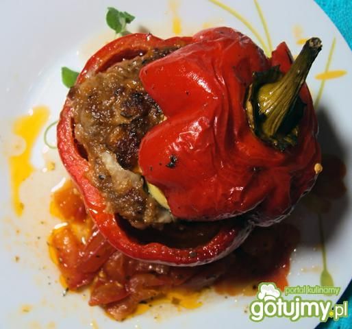 Pieczona papryka faszerowana mięsem