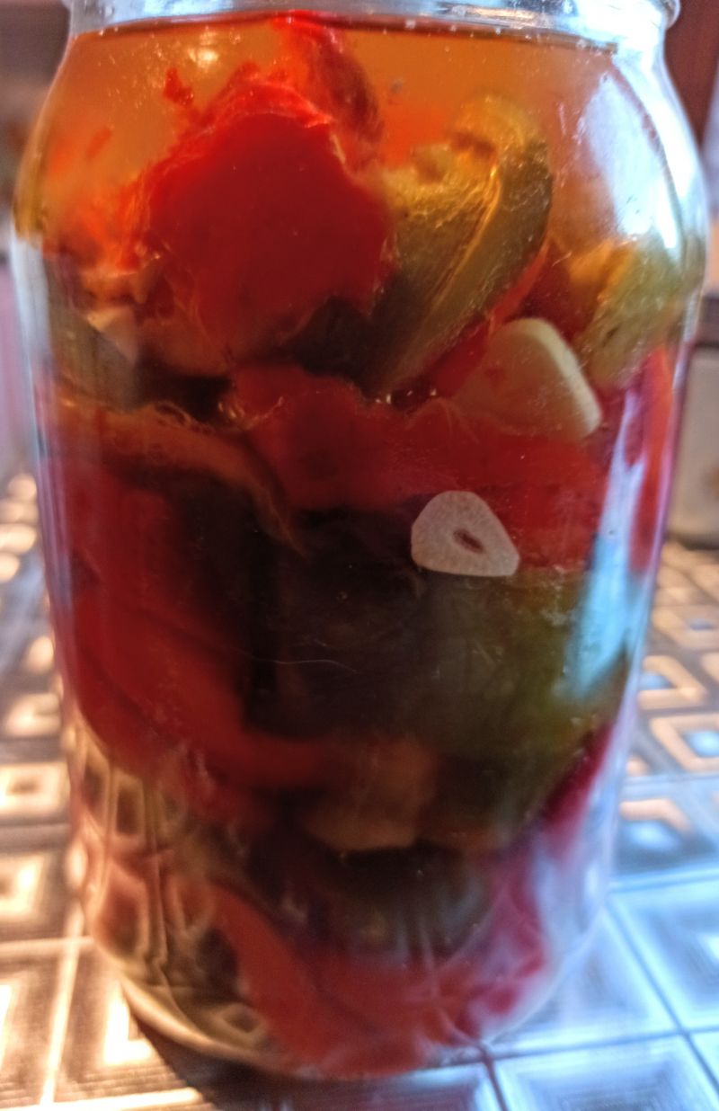 Pieczona papryka w oleju z czosnkiem