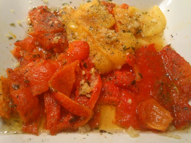 Pieczona papryka w oleju z miodem i czosnkiem Pieczona papryka w oleju z miodem i czosnkiem