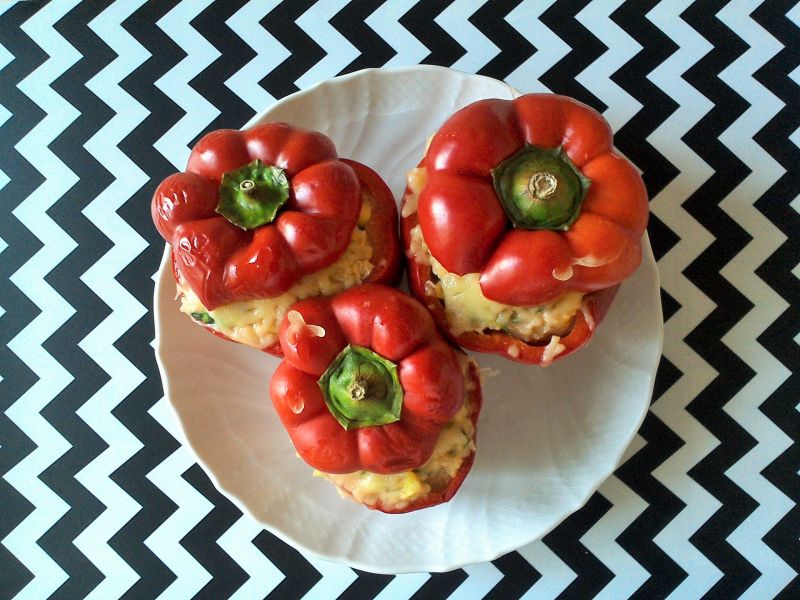 Pieczona papryka z kaszą jaglaną, cukinią, wędliną