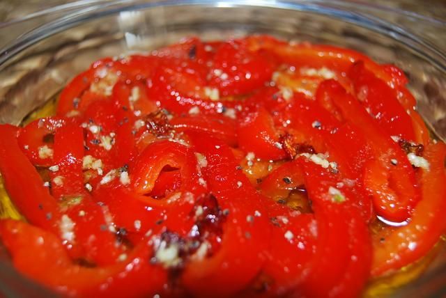 Pieczona papryka z suszonymi pomidorami  Pieczona papryka z suszonymi pomidorami