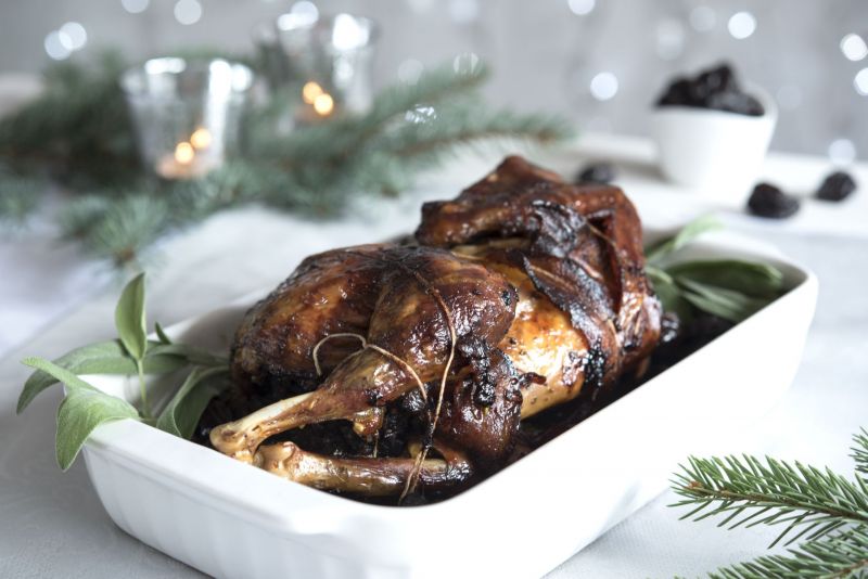 Pieczona perliczka, faszerowana śliwkami kalifornijskimi i orzechami  