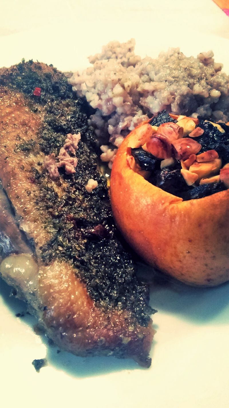 Pieczona pierś gęsi z faszerowanym jabłkiem