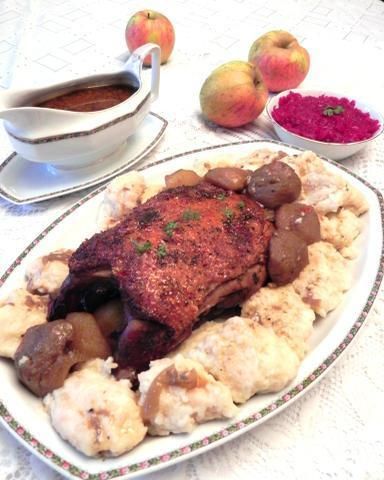 Pieczona pierś gęsia z jabłkami w sosie
