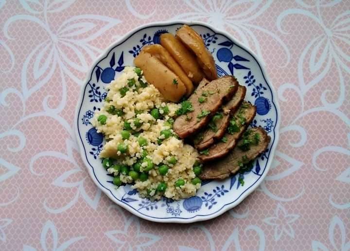 Pieczona pierś z kaczki z jabłkami i kaszą jaglaną