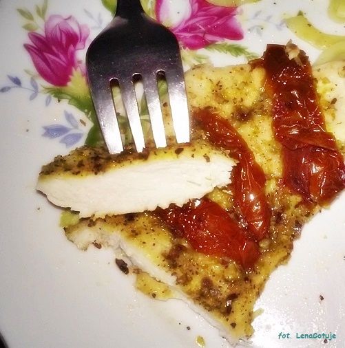 Pieczona pierś z kurczaka z pomidorami