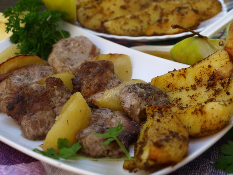 Pieczona polędwiczka wieprzowa z jabłkami i cydrem Pieczona polędwiczka wieprzowa z jabłkami i cydrem
