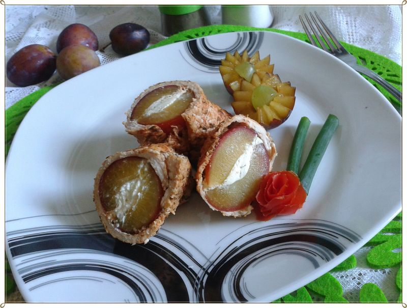 Pieczona roladka indycza ze śliwką i twarożkiem