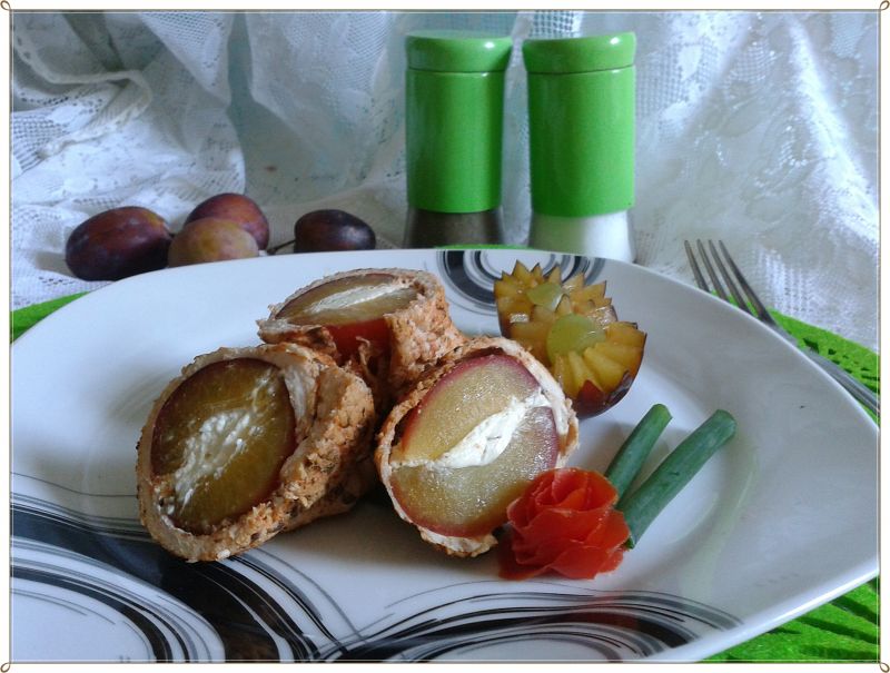 Pieczona roladka indycza ze śliwką i twarożkiem