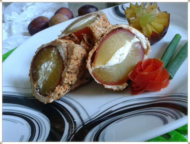 Pieczona roladka indycza ze śliwką i twarożkiem