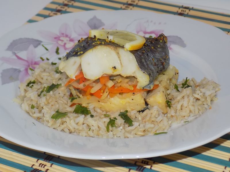 Pieczona ryba przekładana warzywami