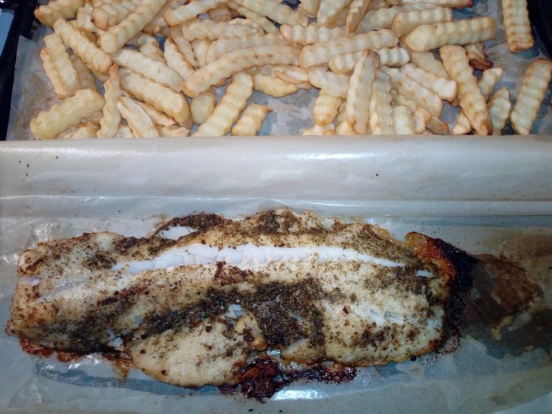 Pieczona ryba z frytkami