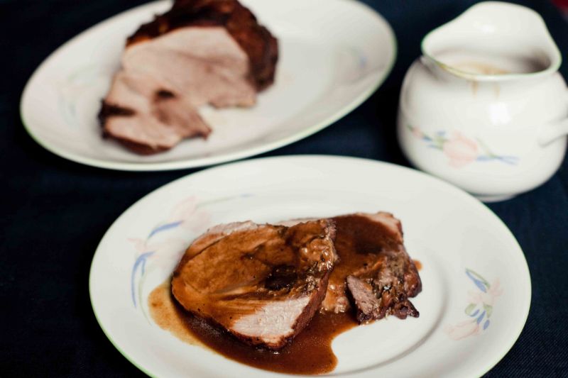 Pieczona wieprzowina ze śliwkami w ciemnym piwie