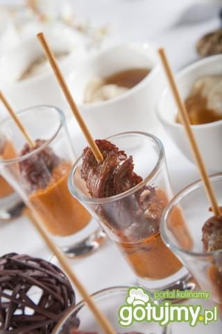 Pieczona wołowina z dipem morelowym