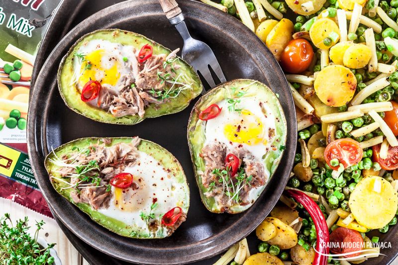 Pieczone awokado z jajkiem i tuńczykiem