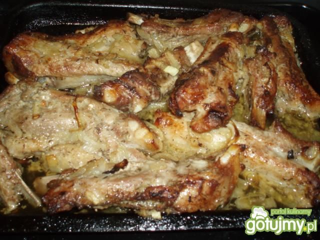 Pieczone baranie zeberka w cebuli 