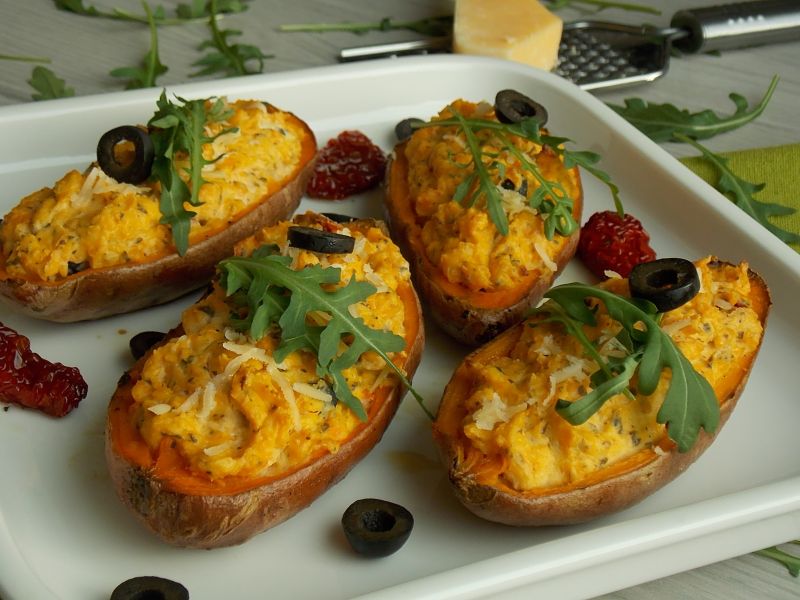 Pieczone bataty z serkiem i suszonymi pomidorami