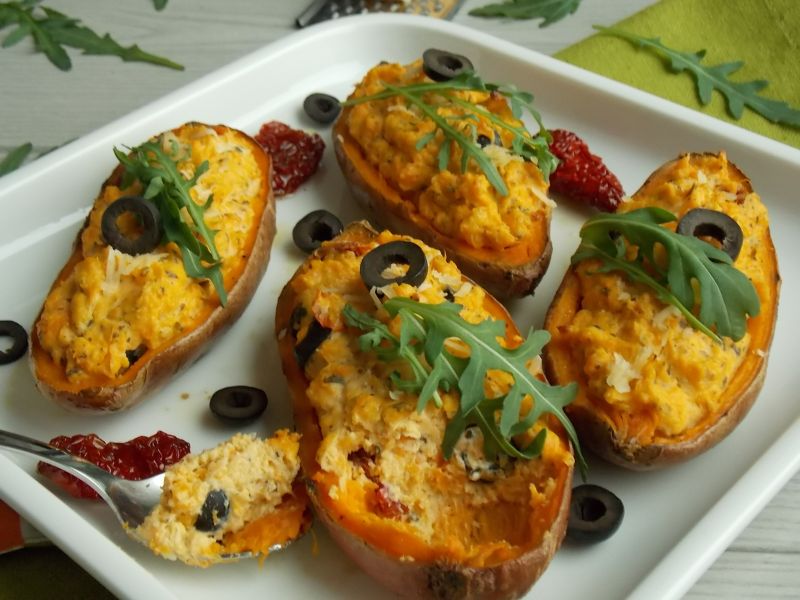 Pieczone bataty z serkiem i suszonymi pomidorami