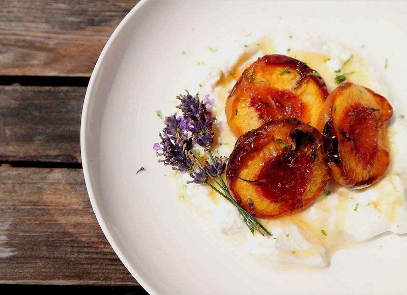 Pieczone brzoskwinie/ śliwki z lawendą, jogurtem