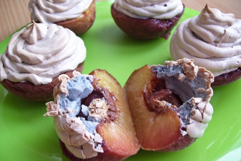 Pieczone brzoskwinie z czekoladą i bezą Pieczone brzoskwinie z czekoladą i bezą