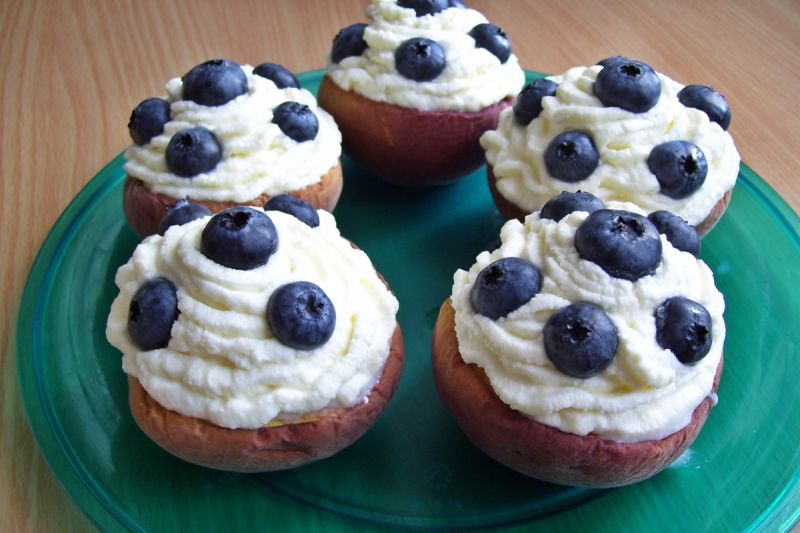 Pieczone brzoskwinie z kremem i borówką Pieczone brzoskwinie z kremem i borówką