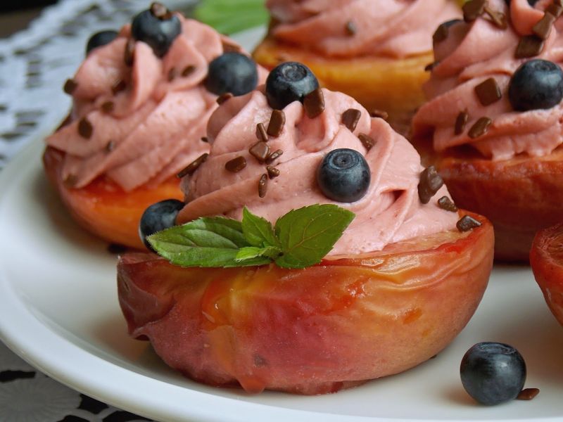 Pieczone brzoskwinie z kremem malinowym i jagodami Pieczone brzoskwinie z kremem malinowym i jagodami