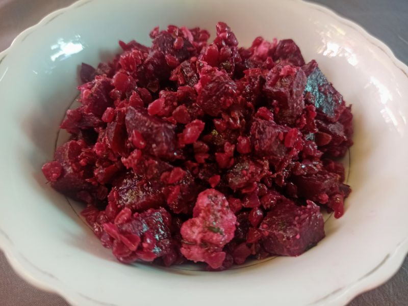 Pieczone buraczki z kaszą i serem