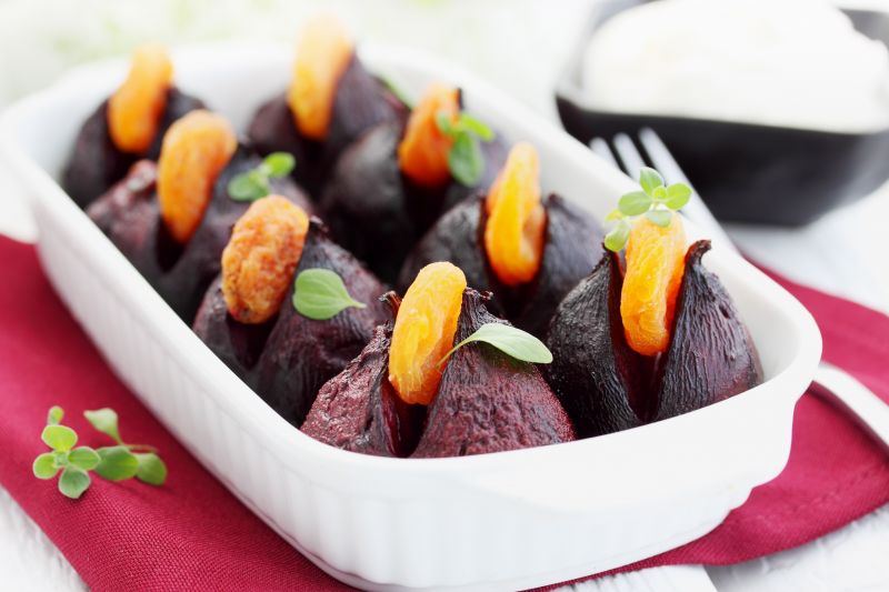 Pieczone buraki nadziewane suszonymi morelami w ty