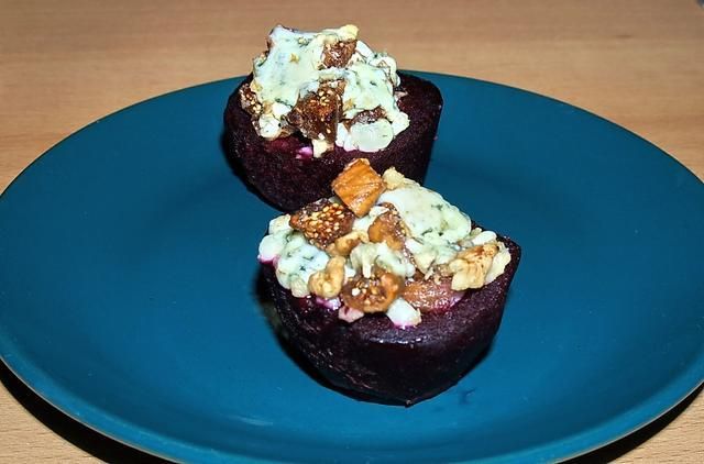 pieczone buraki z serem i bakaliami