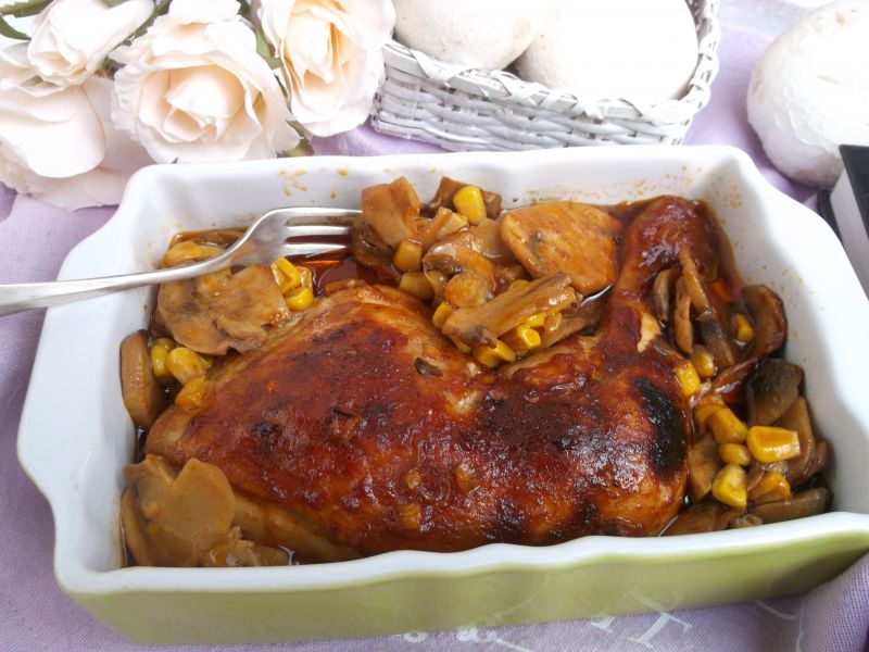 Pieczone ćwiartki z pieczarkami i kukurydzą