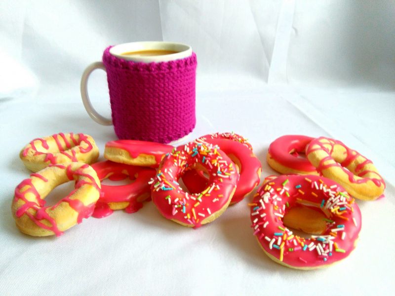 Pieczone donaty z malinowym lukrem