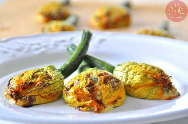 Pieczone, faszerowane kwiaty cukinii